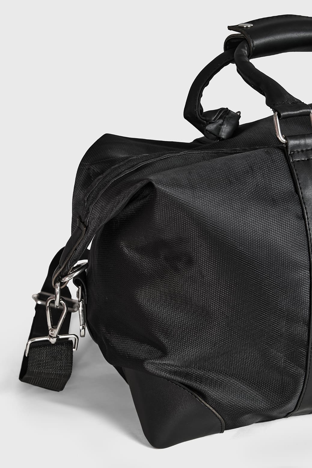 Vault Duffle Bag Black - Image 7